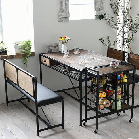 同"グラント"シリーズのダイニングテーブルとサイズ感がぴったりなので、テーブル下にベンチがスッキリと収まりダイニングの圧迫感を軽減します。